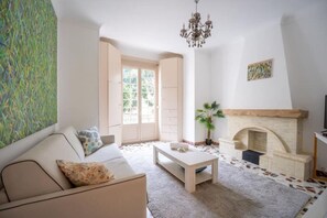 Smart-TV, Bücher, Stereoanlage