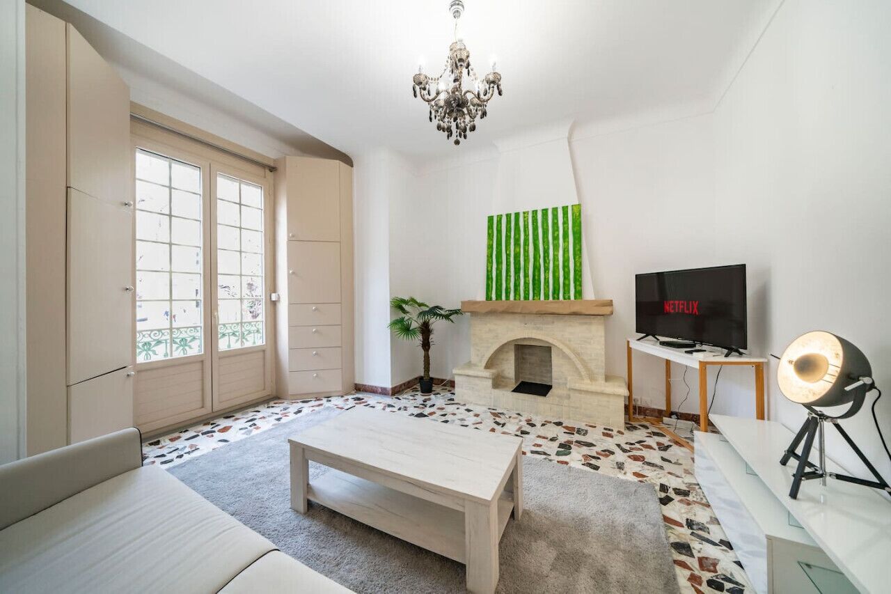 TV connectée, livres, chaîne hi-fi