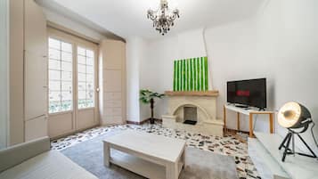 Smart-tv, bøger, stereoanlæg