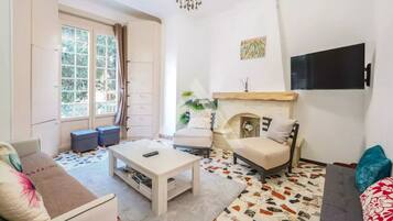 Smart TV, books, stereo