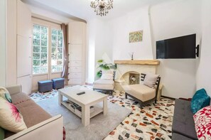 Smart TV, libri, impianto stereo