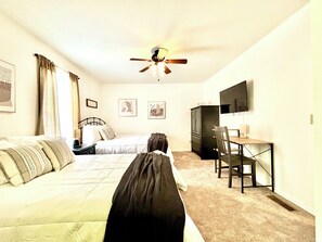 2 Schlafzimmer, Schreibtisch, Bügeleisen/Bügelbrett, Reisekinderbett