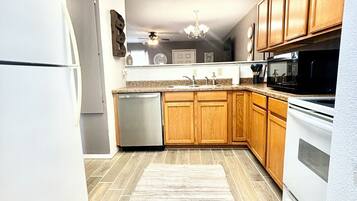 Réfrigérateur, micro-ondes, four, plaque de cuisson