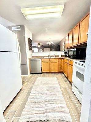 Geladeira, micro-ondas, fogão, cooktop