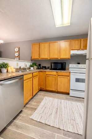 Réfrigérateur, four à micro-ondes, un four, surface de cuisson