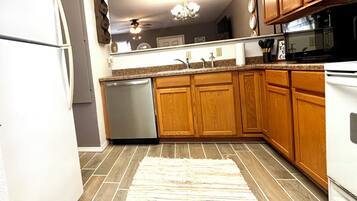 冷蔵庫、電子レンジ、オーブン、コンロ