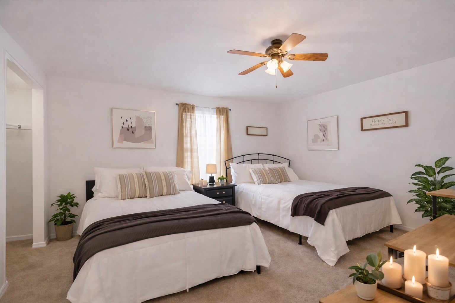 2 slaapkamers, een bureau, een strijkplank/strijkijzer, reisbedje