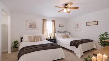 2 slaapkamers, een bureau, een strijkplank/strijkijzer, reisbedje