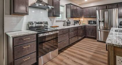 Peaceful Acre - Cozy house with beautiful backyard