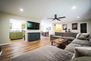 Smart TV, fireplace