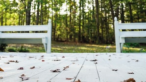 A wooden deck with benches, surrounded by a forest. - An explorer's escape - 3 bed 2 bath house with AC in Hico (Hico)