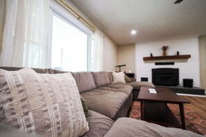 Smart TV, fireplace - An explorer's escape - 3 bed 2 bath house with AC in Hico (Hico)