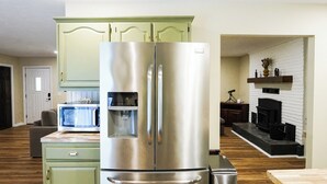 A modern kitchen with a stainless steel refrigerator, a microwave, and a sink. - An explorer's escape - 3 bed 2 bath house with AC in Hico (Hico)