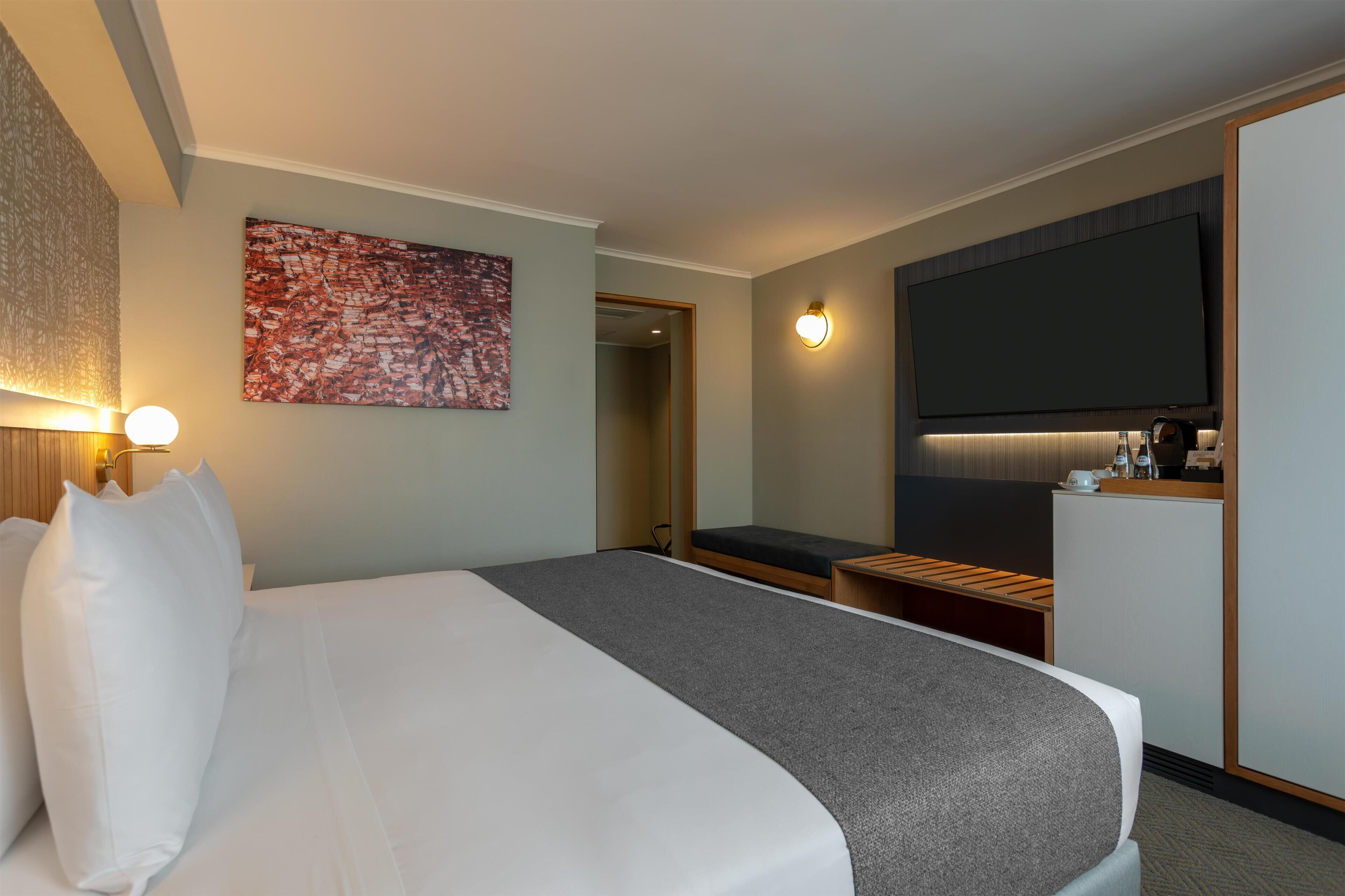 Minibar, coffre-fort, accès au Wi-Fi (inclus), literie fournie