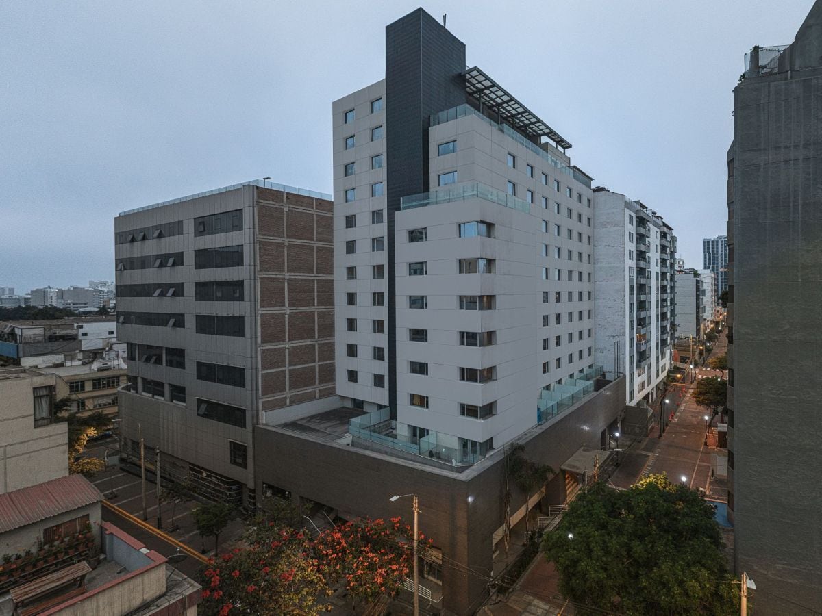 Een meerlaags gebouw met een modern architectonisch ontwerp, met een combinatie van glazen en betonnen gevels.