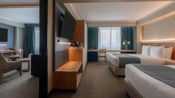 Habitación empresarial, 2 camas matrimoniales | Ropa de cama de alta calidad y minibar