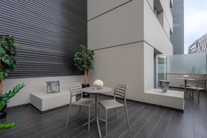 Habitación Confort, terraza (King) | Servicio de la habitación