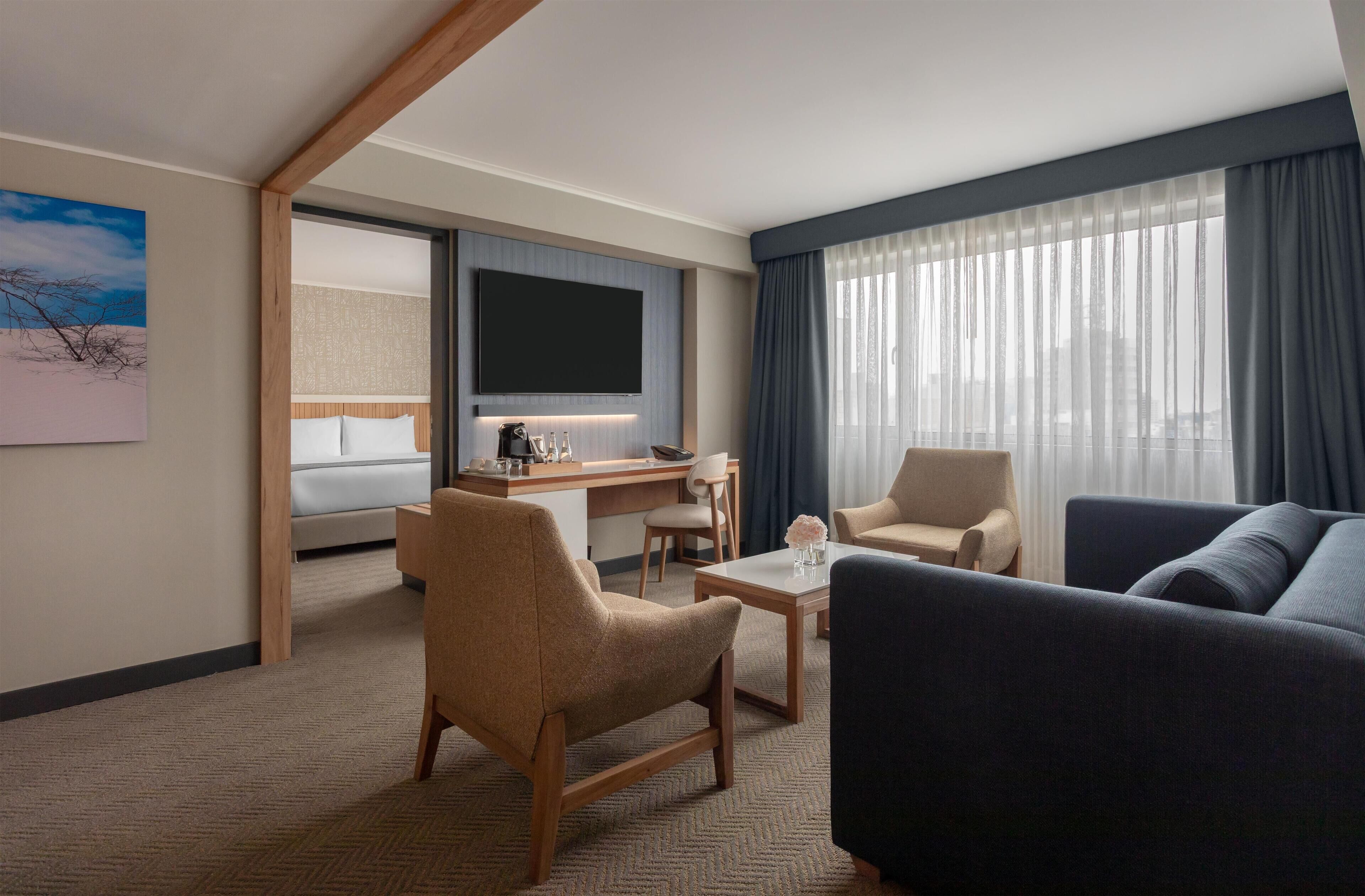 Suite Junior | Minibar, coffre-fort, accès au Wi-Fi (inclus), literie fournie