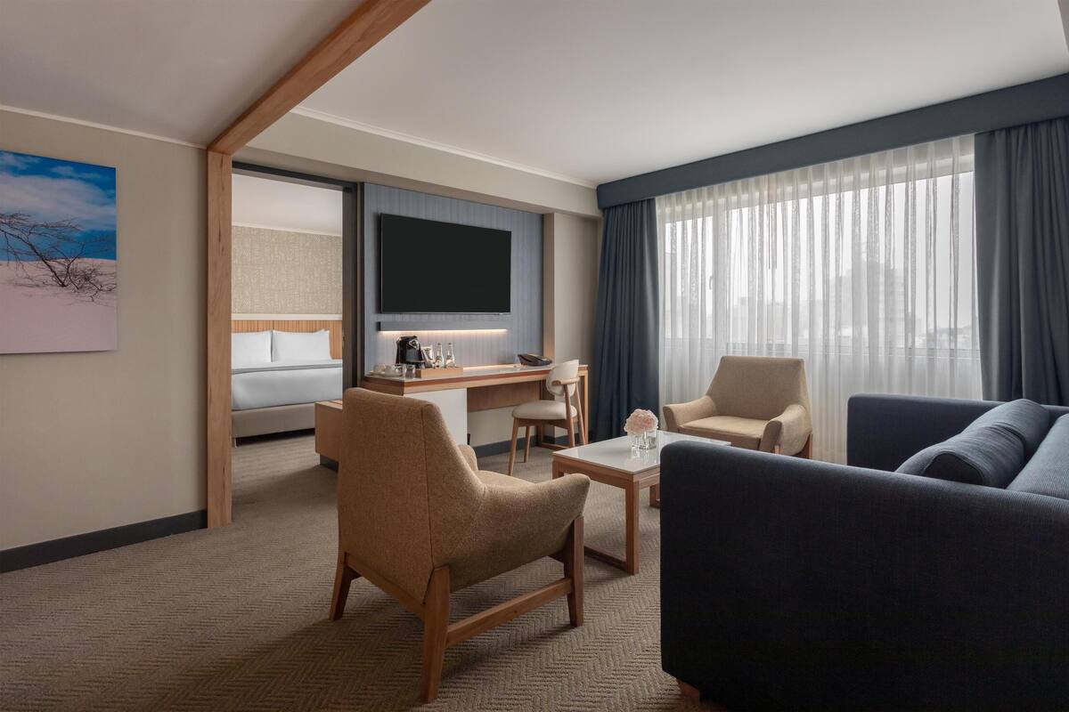 Suite junior | Ropa de cama de alta calidad, minibar, caja fuerte y escritorio