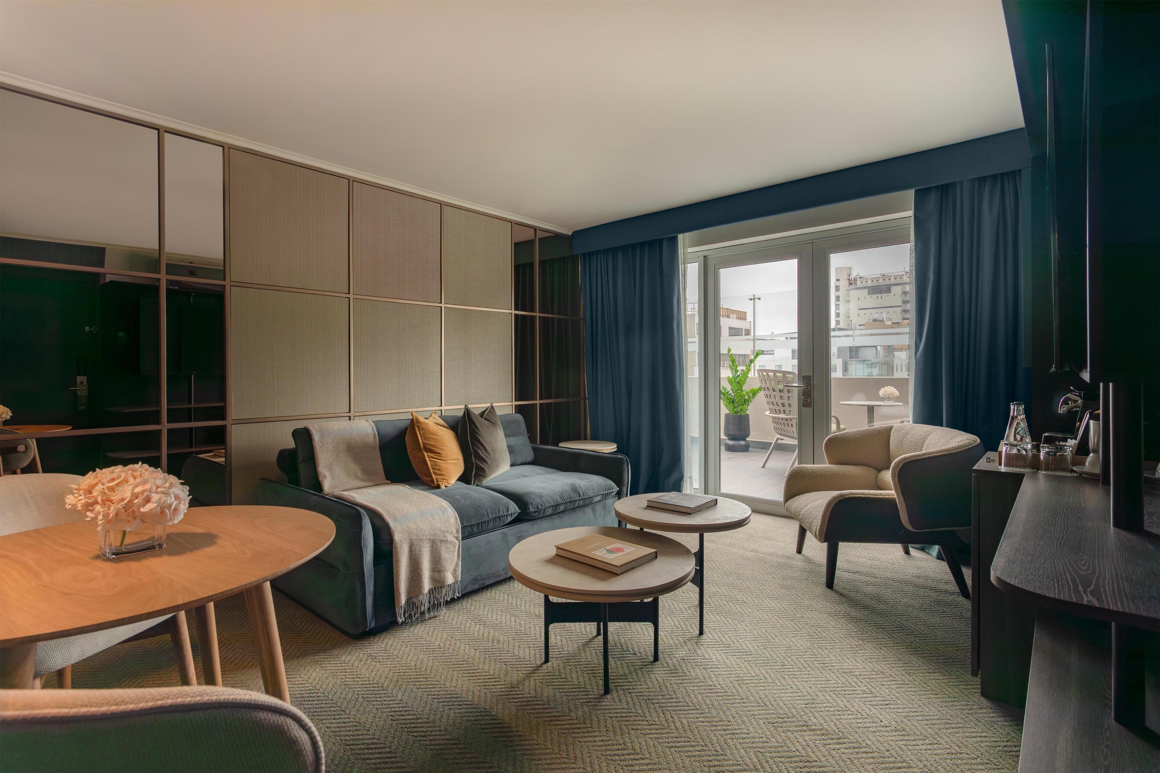 Ropa de cama de alta calidad, minibar, caja fuerte y wifi gratis