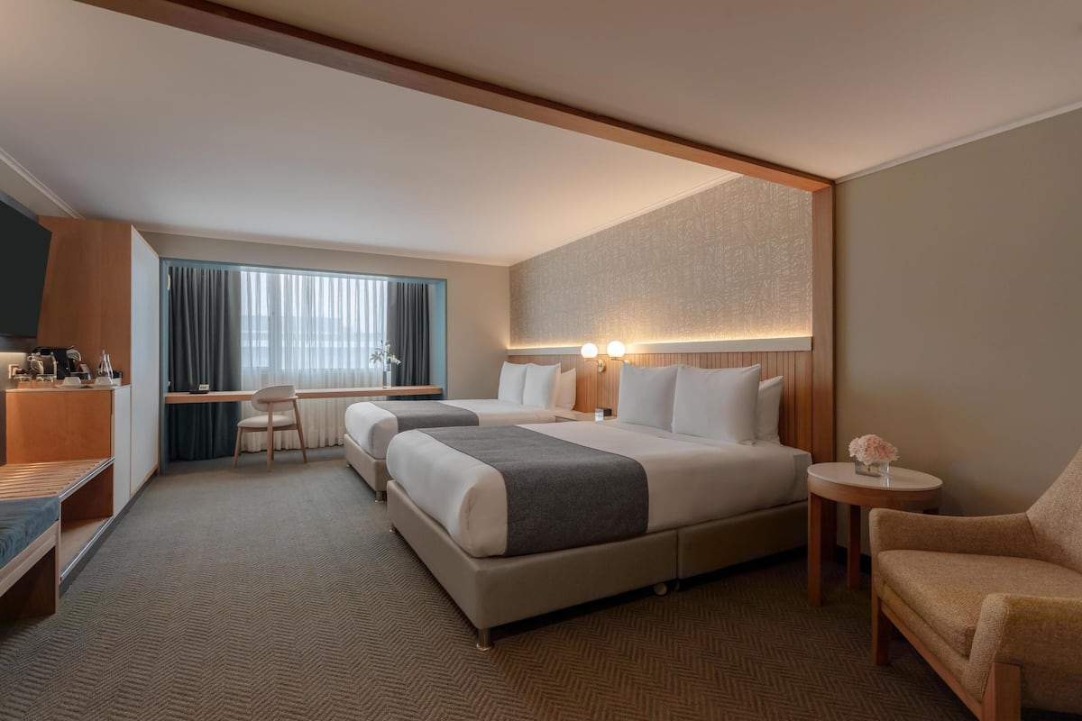 Habitación Grand, 2 camas de matrimonio | Ropa de cama de alta calidad, minibar, caja fuerte y escritorio