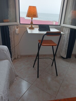 Een strijkplank/strijkijzer, wifi, beddengoed