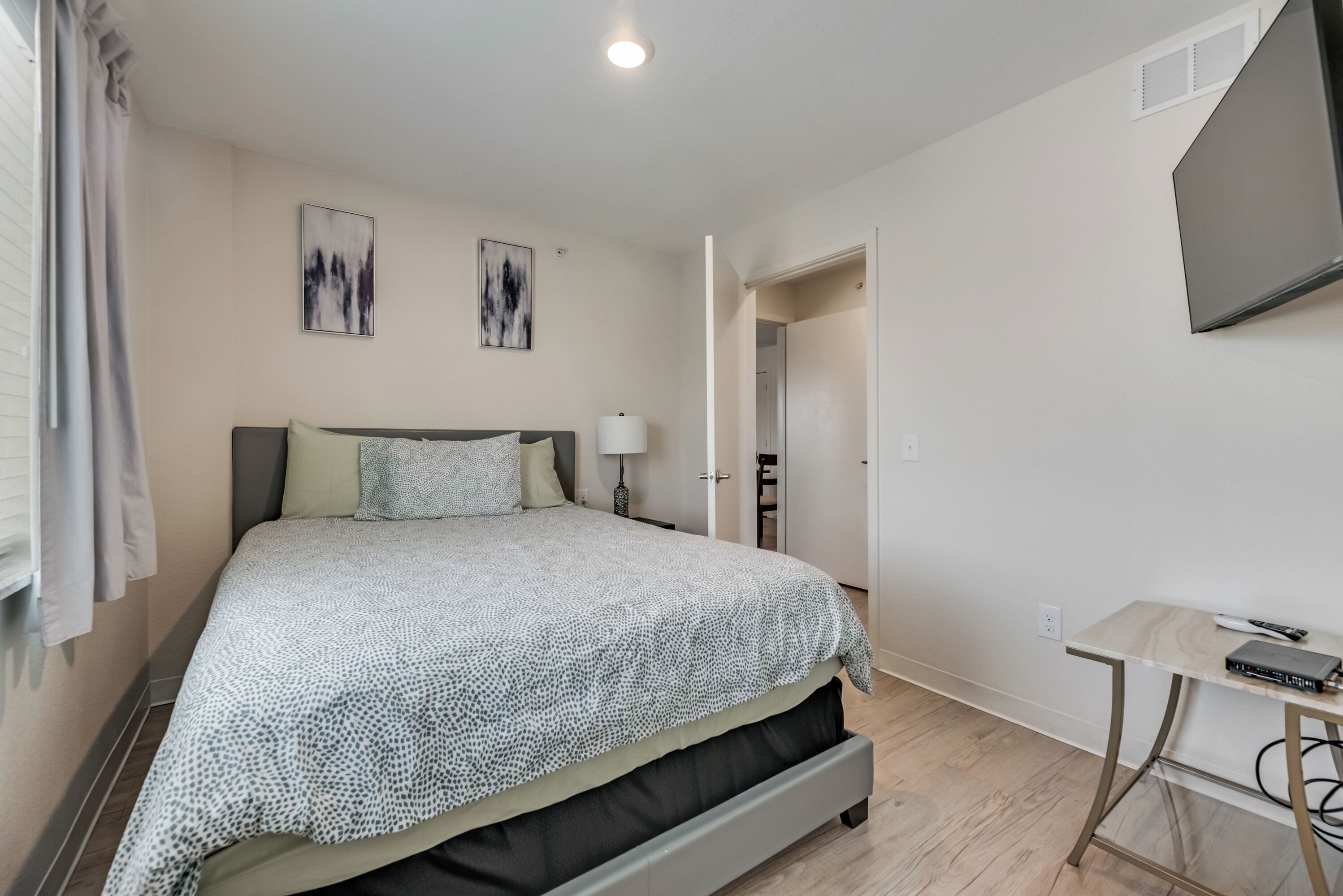 3 Schlafzimmer, Schreibtisch, Bügeleisen/Bügelbrett, Reisekinderbett