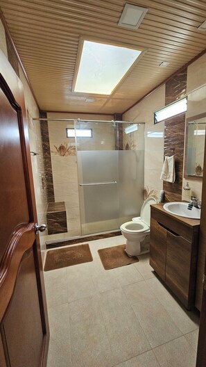 Toallas, jabón, papel de baño 