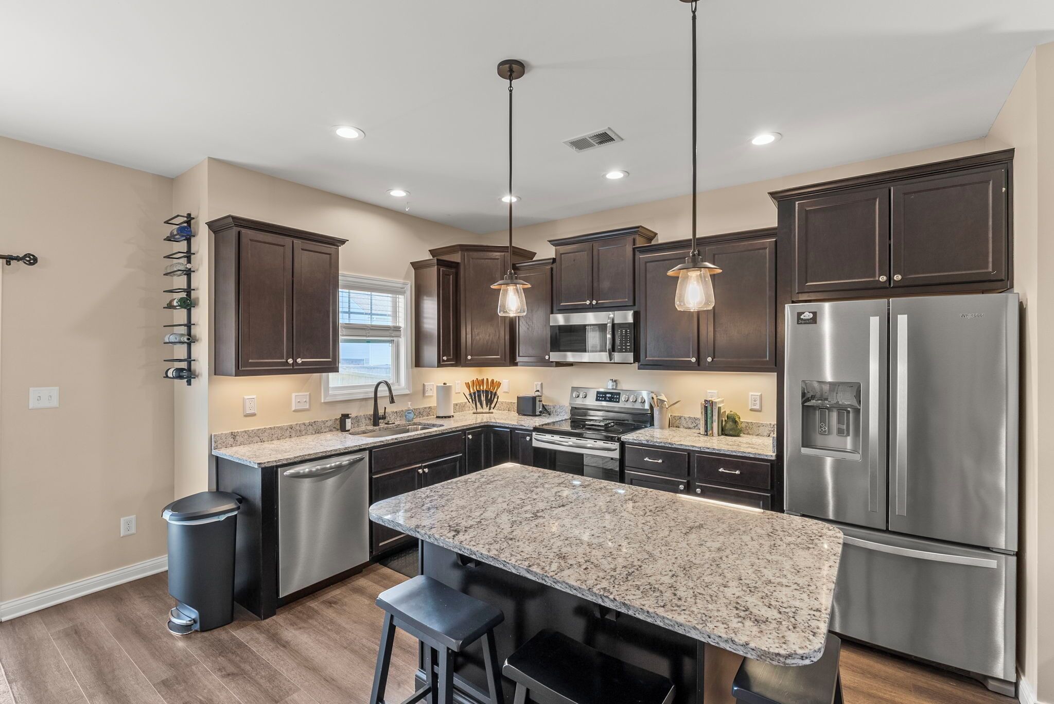 Mikrobølgeovn, ovn, kokeplater og oppvaskmaskin