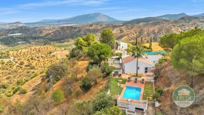 A house with a swimming pool, surrounded by a hilly landscape and trees. - Casa del Barco: Villa with Private Retreat Vibes (Guaro)