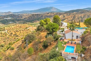 A house with a swimming pool, surrounded by a hilly landscape and trees. - Casa del Barco: Villa with Private Retreat Vibes (Guaro)
