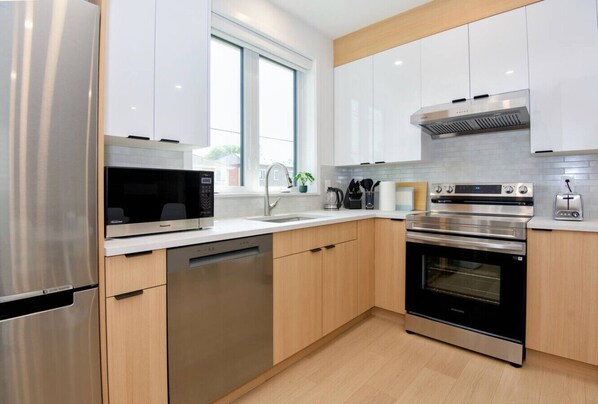 Fridge, microwave, oven, stovetop