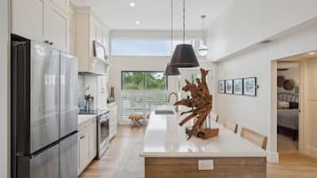 Microondas, horno, placa de cocina, lavavajillas