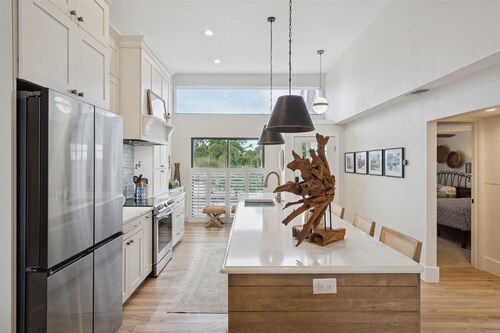 Coastal Oasis, Lovely 3-bedroom condo with AC in Holmes Beach