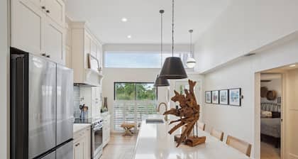 Coastal Oasis, Lovely 3-bedroom condo with AC in Holmes Beach