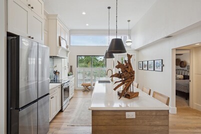 Coastal Oasis, Lovely 3-bedroom condo with AC in Holmes Beach