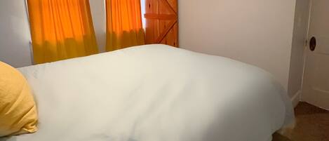 2 室のベッドルーム、アイロン / アイロン台、WiFi (無料)、ベッドシーツ