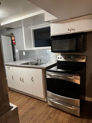 Microondas, horno, placa de cocina