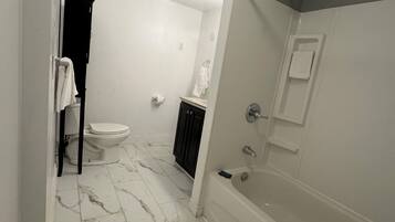 Haartrockner, Handtücher, Seife, Toilettenpapier