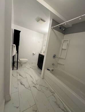 Secador de pelo, toallas, jabón, papel higiénico