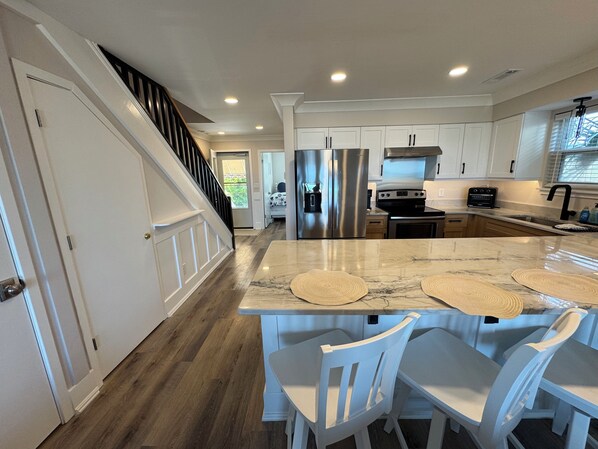 ميكروويف، فرن، موقد طهي مسطح، غسالة أطباق