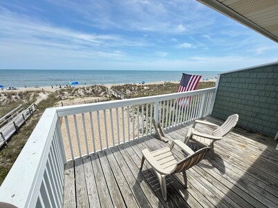 Oceanfront Oasis Private Beach, Stunning Decks & Wet Bar – Carolina Beach