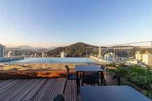 Kolam renang outdoor, dengan kursi berjemur