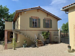 Courtyard - La Clef des Champs (Sajas)