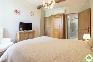 Comfort Double Room | Iron/ironing board, free WiFi - La Clef des Champs (Sajas)