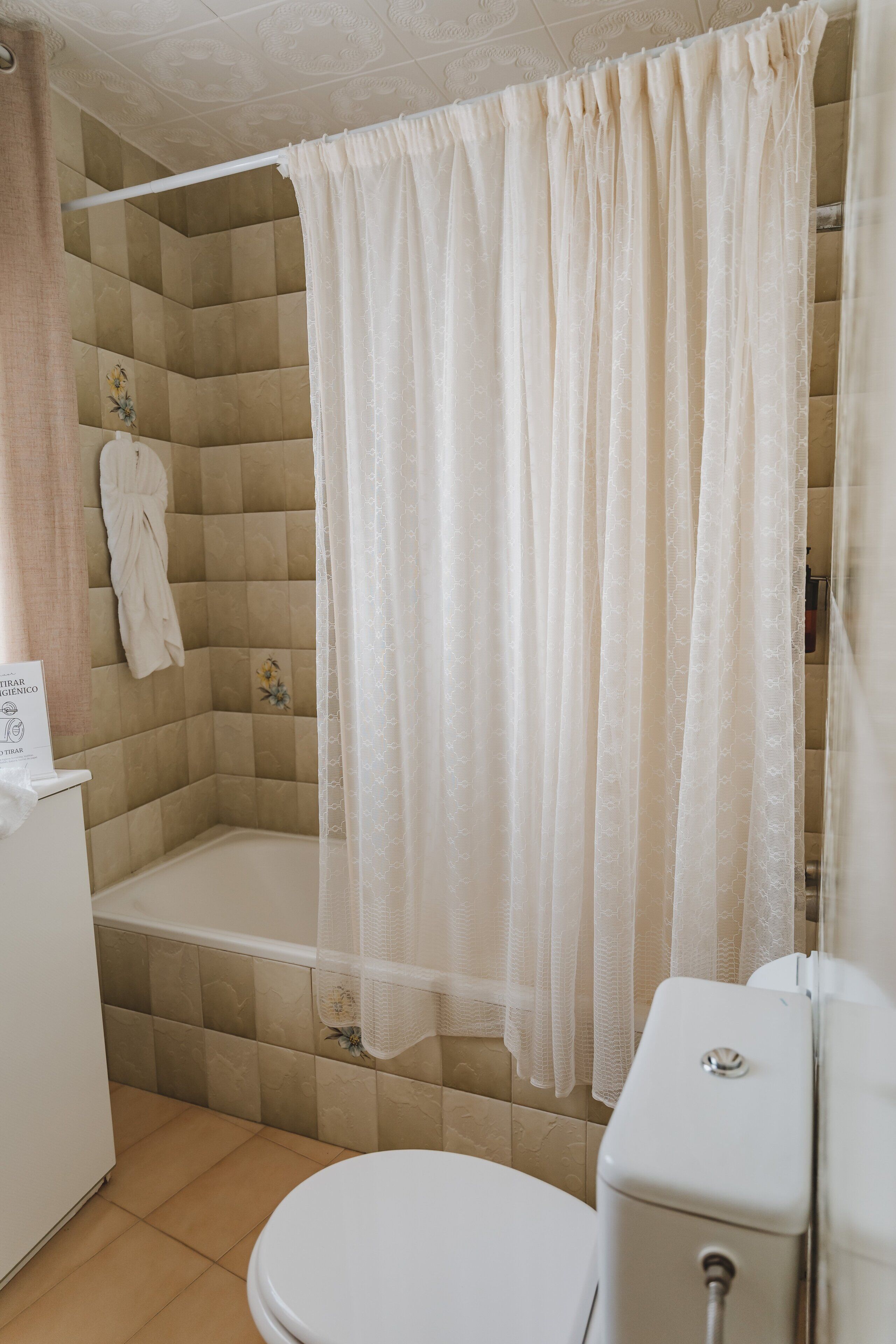 Een bad, een haardroger, handdoeken, zeep