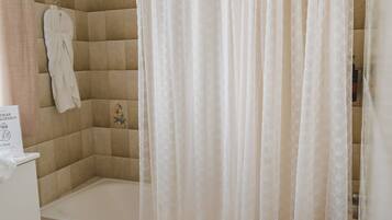 Een bad, een haardroger, handdoeken, zeep