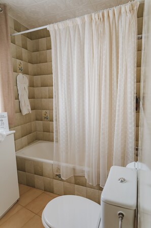 Badewanne, Haartrockner, Handtücher, Seife