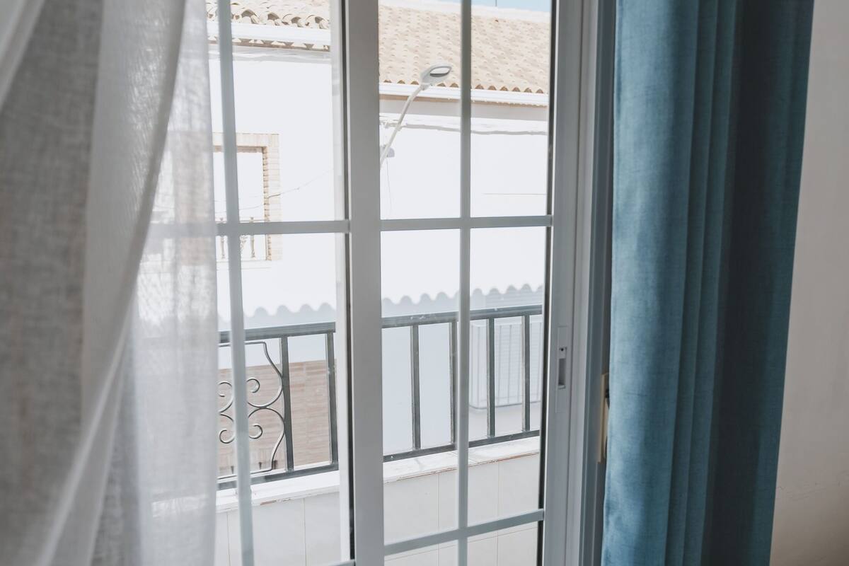 Habitación estándar con 2 camas individuales, balcón, vista a la ciudad