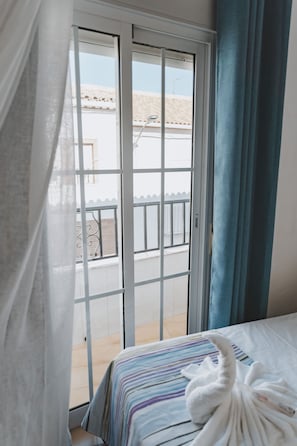 Standard Twin Room, Balcony, City View - Habitaciones en Casa Rural Arcadia (Encinas Reales)